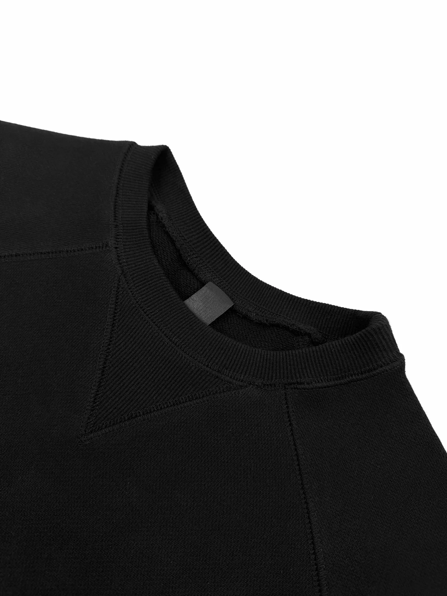 P390 Chrome Hearts Logo Round Neck Sweatshirt Customized heavy fortress intertwined air cotton, full of texture, heavy and solid, with classic black as the curtain, giving a deep sense of luxury. With the Chrome Hearts cross patch embroidery decoration on the chest, it becomes the ultimate interpretation of the dark Gothic style. The CH Gothic font is the finishing touch on the back panel, making the totem the focal point of your spirit. The logo iron plate sways slightly with the swing of the body, adding a sense of movement and vitality. Unobtrusive but with an indescribable aura, interpreting the perfect blend of retro and luxury. Process 1: Using imported machine patch embroidery technology, using advanced computer control systems and precision mechanical components to realize the Chrome Hearts logo patch embroidery operation, showing an embroidery effect with both clarity and three-dimensionality. Process 2: The fabrics have been washed and have a better hand feel. Not easy to deform, not easy to shrink, not easy to fade, and maintain long-term beauty. Accessories: Customized 1:1 CH iron plate Customized 1:1 CH trademark Fit: Loose fit Size: S M L XL Style number: CC917